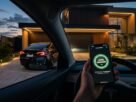 Motorista utilizando o controle de portao pelo celular wifi para abrir a garagem